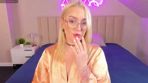 Vickie online show from October 2025 09:12:01 AM