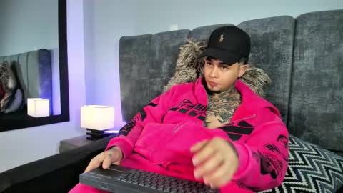 juan_alvarez18 online show from January 2026 10:58:02 PM