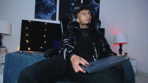 juancamilo66_ online show from February 2025 10:39:01 PM