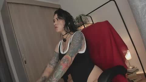 Juli Modelo Independiente online show from June 2026 04:52:01 PM