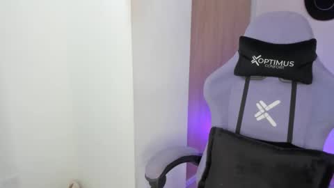 juli_santos_22 online show from February 2025 06:21:02 PM