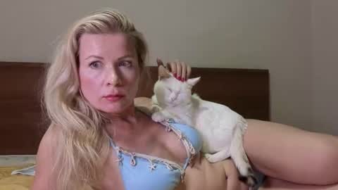 julia_giulia online show from October 2025 08:51:01 PM