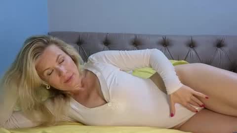 julia_giulia online show from October 2025 08:31:01 PM