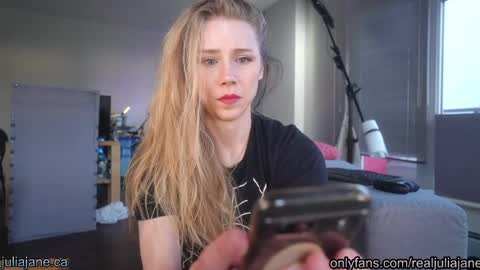Julia Jane online show from April 2026 02:00:02 AM