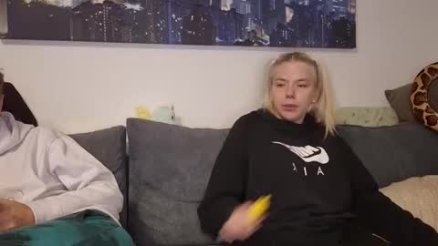 julia_official online show from November 2025 08:07:01 PM