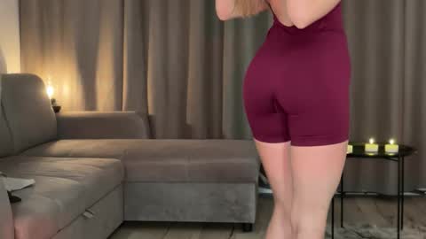 Julia R Le online show from October 2025 08:08:02 PM