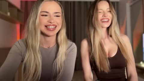 Julia R Le online show from November 2025 10:42:02 PM