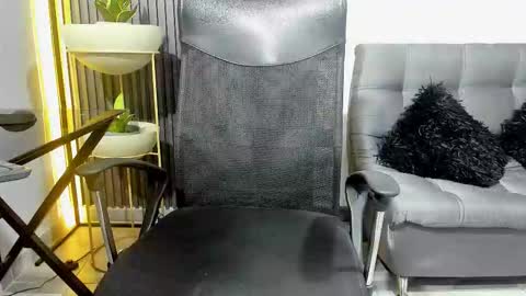 Julian online show from December 2025 11:24:01 PM