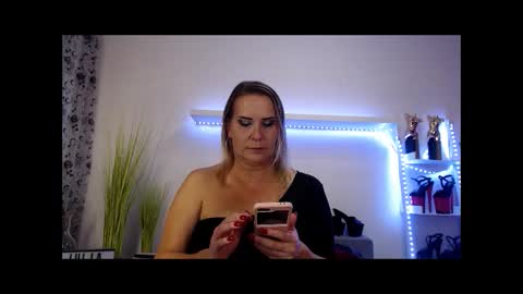 Julia online show from November 2025 09:20:01 PM