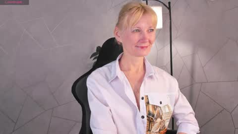 Julie Lucasss online show from May 2026 12:17:01 AM