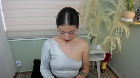Snapshot of julieta_evans_1 chatting on November 2025 10:19:02 PM Julieta online show from November 2025 10:19:02 PM