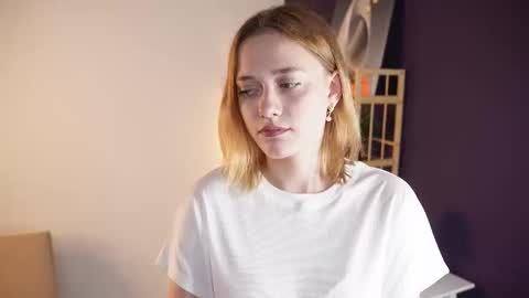 Mia online show from September 2025 03:50:02 AM