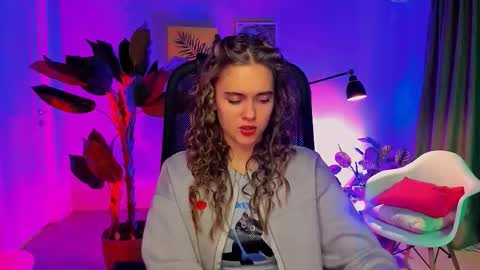 junewoods online show from November 2025 10:25:02 AM