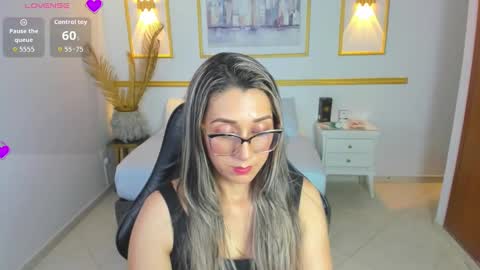 karlyy_ online show from November 2025 07:23:02 PM