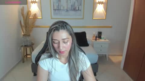 karlyy_ online show from December 2025 07:09:01 PM