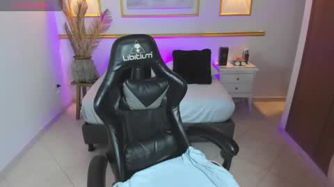 karlyy_ online show from December 2025 07:10:01 PM