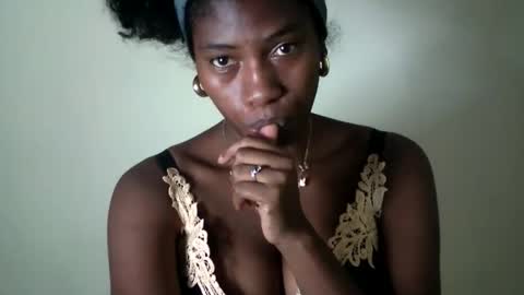 Snapshot of karoliee chatting on April 2026 07:28:01 PM karoliee online show from April 2026 07:28:01 PM