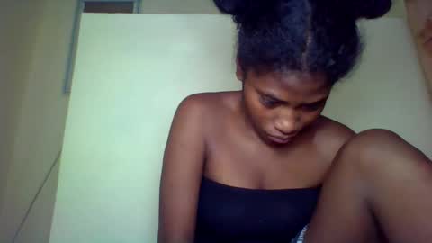 Snapshot of karoliee chatting on April 2026 06:27:01 PM karoliee online show from April 2026 06:27:01 PM