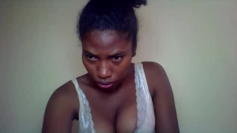 Snapshot of karoliee chatting on May 2026 07:35:01 AM karoliee online show from May 2026 07:35:01 AM
