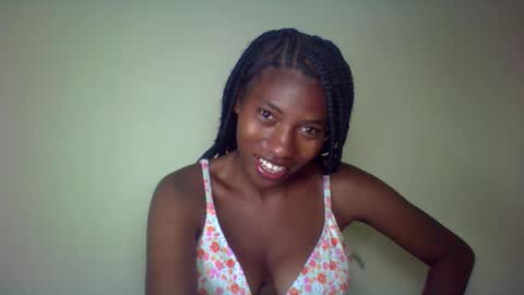 Snapshot of karoliee chatting on May 2026 05:52:02 PM karoliee online show from May 2026 05:52:02 PM
