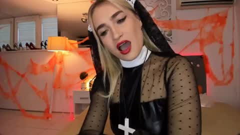 KateOwyns online show from October 2025 02:07:01 PM
