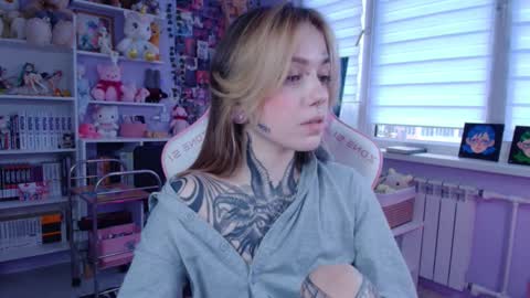 Katrin online show from October 2025 01:53:02 PM
