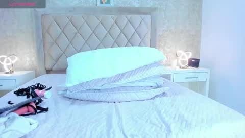 kellyMillian  online show from December 2024 06:33:01 PM