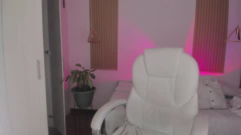 Kendall  online show from September 2025 08:33:01 PM