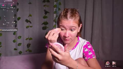 Snapshot of kim_dolls1823 chatting on December 2024 01:43:02 PM ISABELLA 3 online show from December 2024 01:43:02 PM