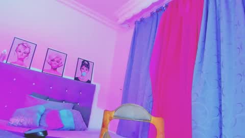 Your Queen KIM online show from February 2025 11:55:01 AM