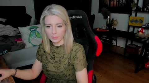 Wolfs Girl online show from October 2025 01:56:02 PM