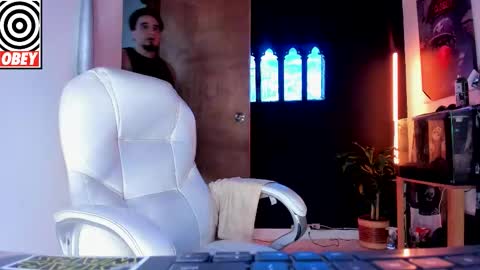 Snapshot of kingbear777 chatting on December 2025 04:06:01 AM King Bear online show from December 2025 04:06:01 AM