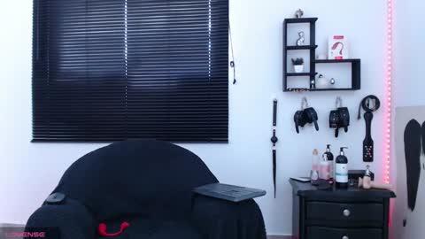 Snapshot of kinkyallisonsub chatting on December 2024 05:37:02 PM Allison Diego online show from December 2024 05:37:02 PM