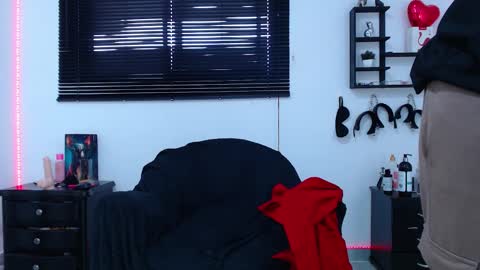 Snapshot of kinkyallisonsub chatting on February 2025 09:15:01 PM Allison Diego online show from February 2025 09:15:01 PM