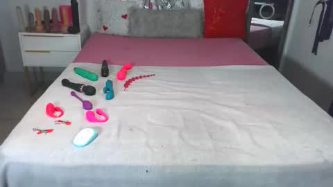 KinyBunz online show from November 2025 02:00:02 AM