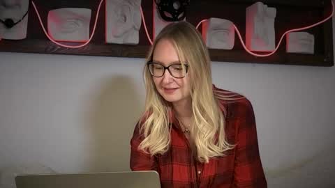 Snapshot of kira_dea_ chatting on November 2025 01:39:01 PM Kira Dea online show from November 2025 01:39:01 PM