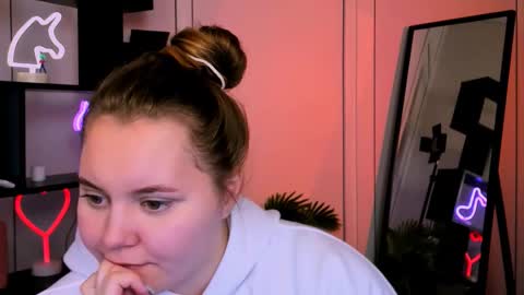 kira fox x online show from November 2025 12:15:02 PM