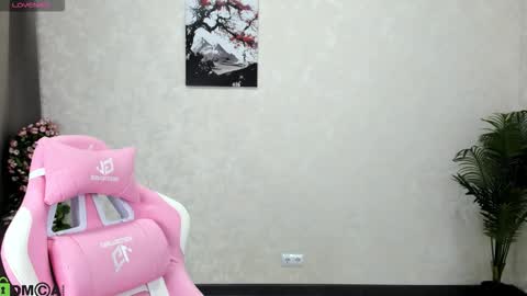 Aura online show from November 2025 02:00:01 AM