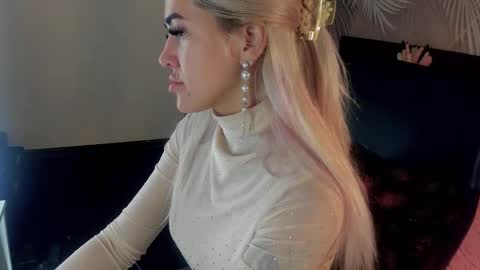 Kira online show from November 2025 01:52:01 AM