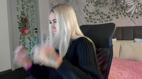 Kira online show from November 2025 01:37:01 AM