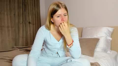 Kira online show from November 2025 09:57:01 PM