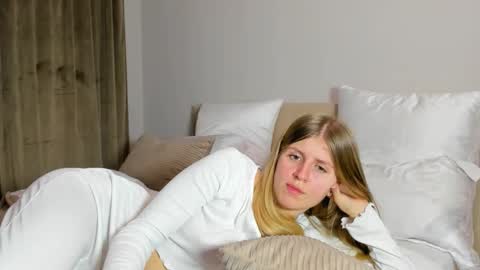 Kira online show from November 2025 07:13:02 PM