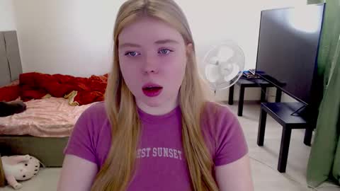 Snapshot of kitten_jenny01 chatting on February 2026 01:01:02 PM Jennyblonde and Emmabrunette online show from February 2026 01:01:02 PM