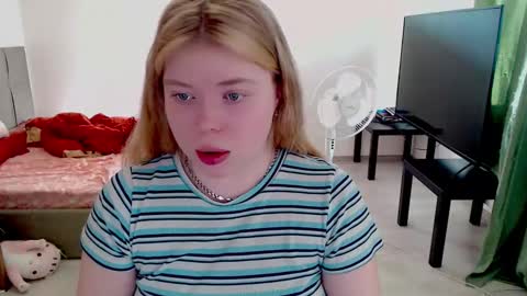 Snapshot of kitten_jenny01 chatting on February 2026 11:40:01 AM Jennyblonde and Emmabrunette online show from February 2026 11:40:01 AM