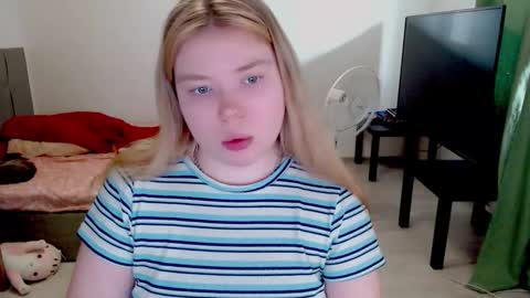 Snapshot of kitten_jenny01 chatting on February 2026 01:09:02 PM Jennyblonde and Emmabrunette online show from February 2026 01:09:02 PM