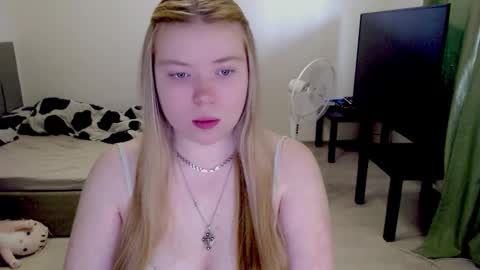 Snapshot of kitten_jenny01 chatting on February 2026 10:48:01 AM Jennyblonde and Emmabrunette online show from February 2026 10:48:01 AM