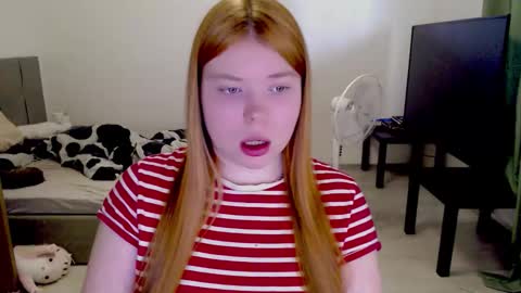 Snapshot of kitten_jenny01 chatting on March 2026 01:39:01 PM Jennyblonde and Emmabrunette online show from March 2026 01:39:01 PM