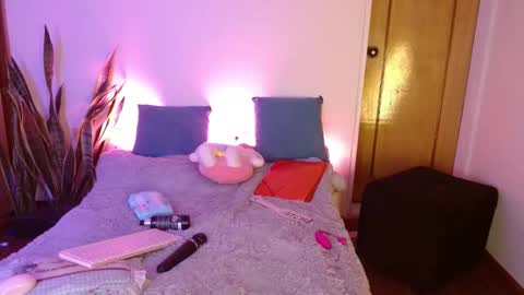 Snapshot of kittycatw chatting on September 2025 06:05:02 AM LAURA  help me reach 100likes online show from September 2025 06:05:02 AM