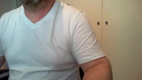 Snapshot of kiwiben45 chatting on May 2026 01:14:02 AM Ben online show from May 2026 01:14:02 AM