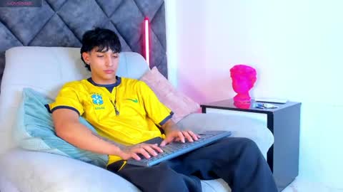 Snapshot of kroywave chatting on July 2026 05:00:02 AM Kroy Wave Muscle Tattoos Latino online show from July 2026 05:00:02 AM